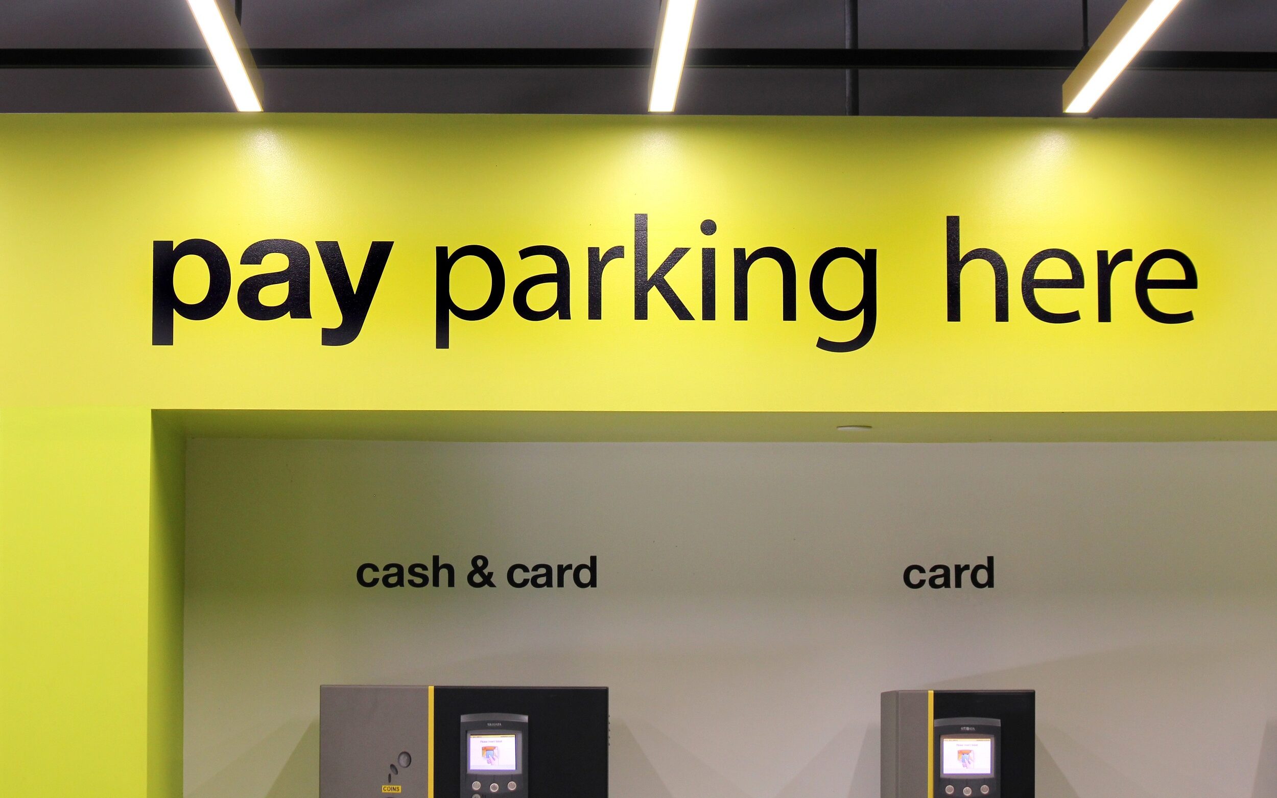 pay-parking-here-signage-in-a-public-parking-garag-JYDSFX5